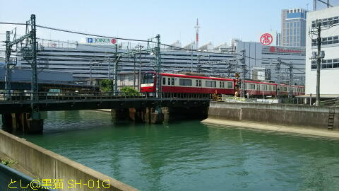 横浜駅からアナンダへ歩くときに渡る橋
