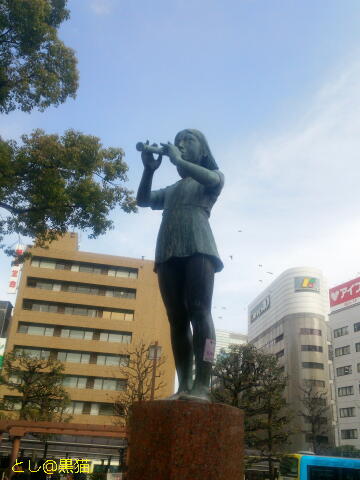 笛を吹く少女の銅像『調べ』
