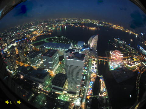 眼前に広がる、69階からの、横浜港の夜景