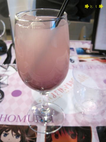 グラスの中に、ピンク色の液体をかけると、2色のドリンクが完成