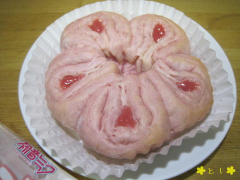 【初音ミクコラボ】桜ノカタチのいちごクリームパン