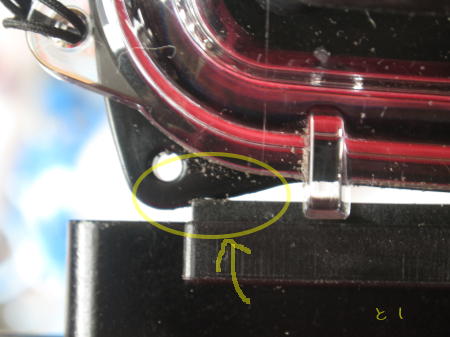 D4のグリップベース金具が PT-052に当たる箇所をヤスリで削った