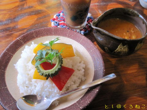 やちむんカフェ茶太郎 島のお野菜とチキンのバターカレー