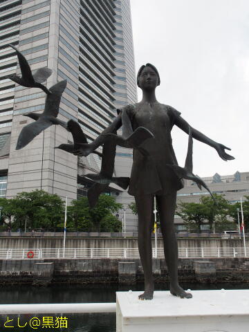 少女の銅像