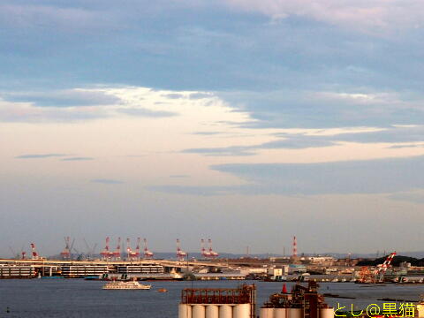 横浜港を航行する船