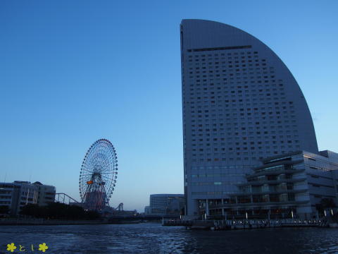 横浜港海上から、観覧車とインターコンチネンタルホテル