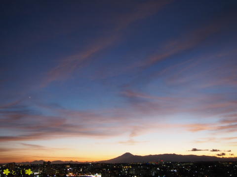 台風一過の横浜から夕焼けの富士山を望む