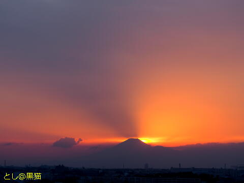 富士山の後ろへ夕陽が沈む